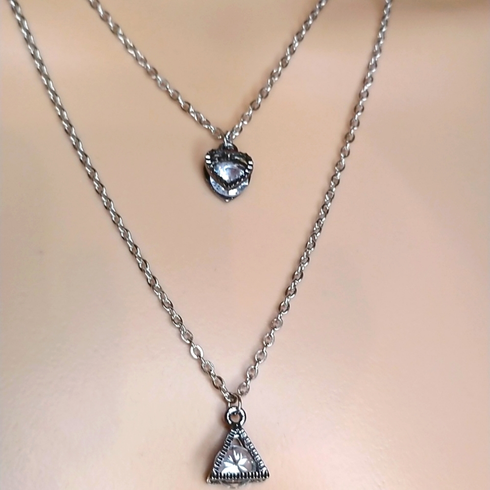 🌺Beautiful double chained necklace with floating crystals in sparking shapes.
